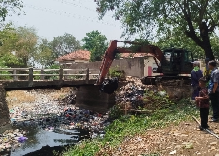 Sampah Menumpuk Lebih dari 100 Meter, Sungai Singaraja Cirebon Akhirnya Dibersihkan