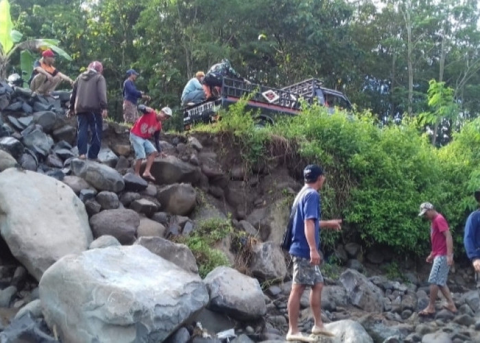 Warga Desa Jabranti Kuningan Gotong Royong Bangun Jembatan Darurat