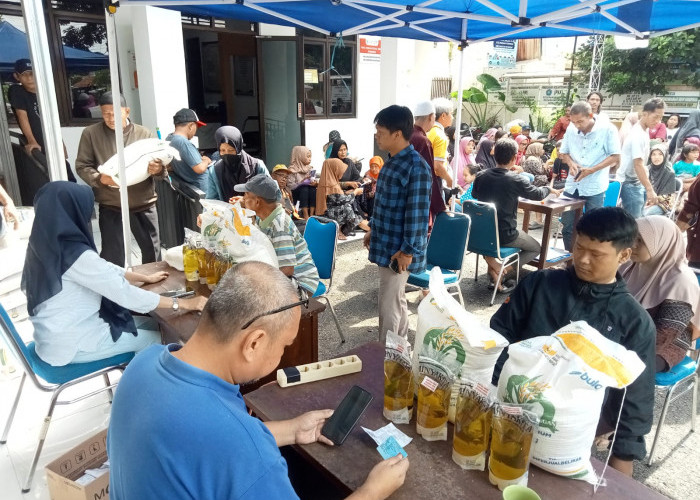 Kelurahan Kesenden Salurkan Bantuan Pangan, 1.463 Warga Terima Beras dan Minyak Goreng