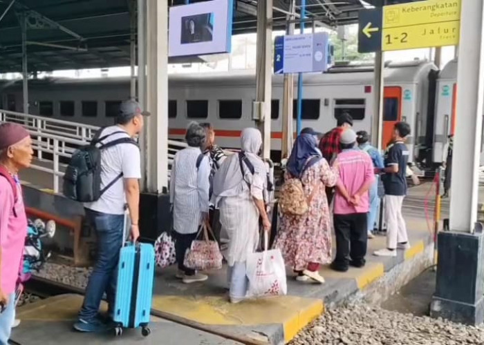Stasiun Cirebon Ramai Sejak Siang, KAI Prediksi Puncak Arus Balik Besok