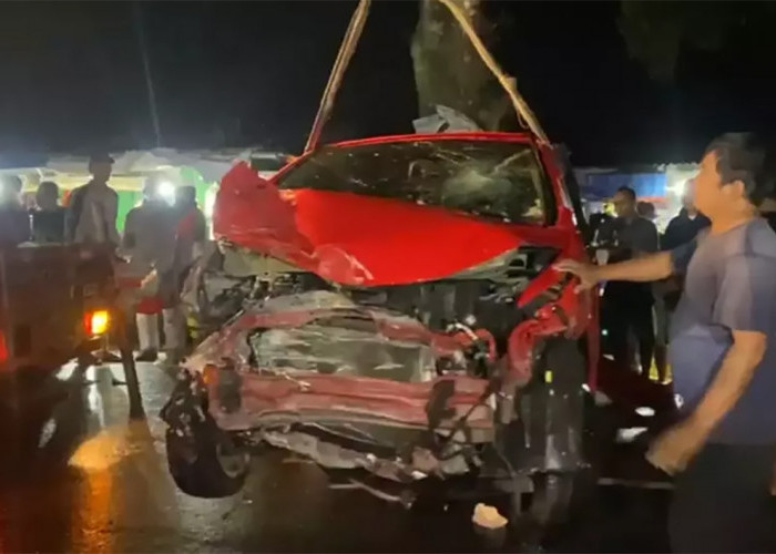 1 Meninggal, 6 Luka-luka, Begini Penampakan Mobil Merah Ringsek usai Alami Kecelakaan Beruntun