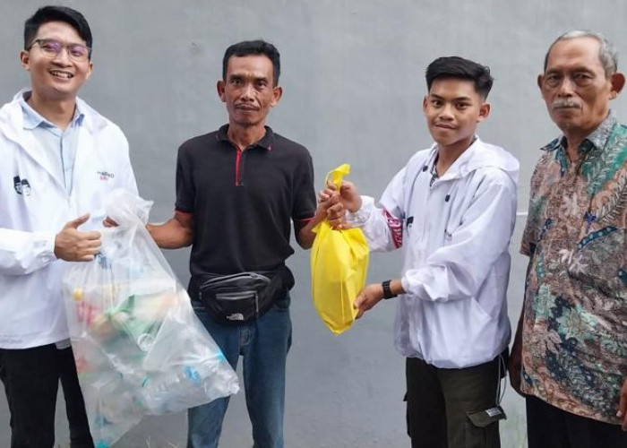 Penerus  Negeri Tukar Sampah Plastik dengan Sembako 