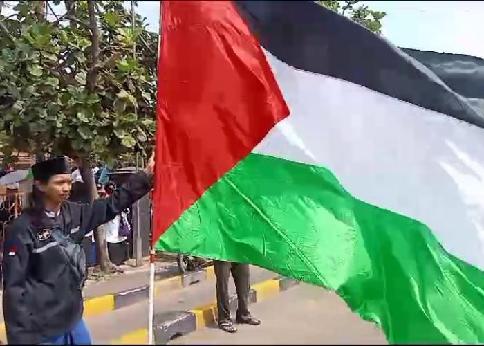 Dukung Palestina Merdeka, Warga Samadikun Bawa Bendera Ukuran Jumbo
