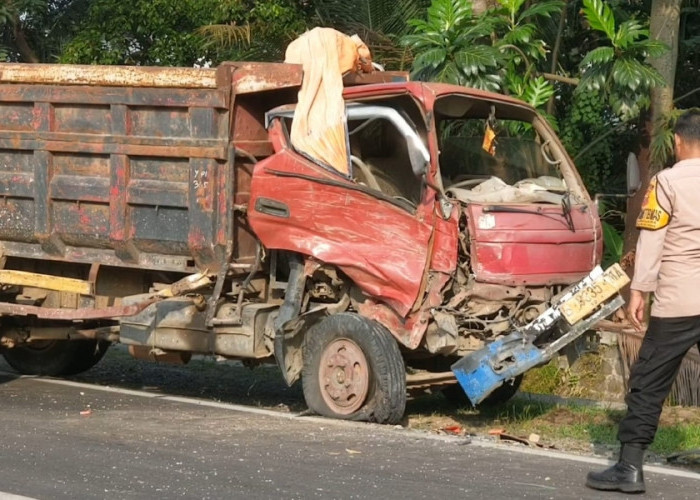Dua Truck Adu Bagong di Dukupuntang, Korban Dilarikan ke Puskesmas 