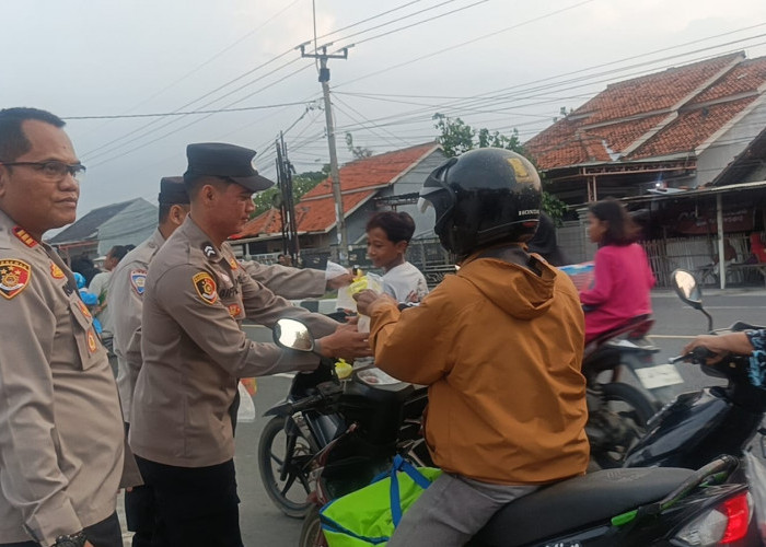 Polsek Kapetakan Cirebon Bagi 100 Takjil Sambil Sosialisasi Tertib Lalu Lintas