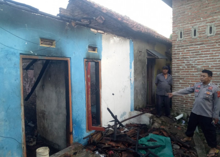 Diduga Akibat Korsleting Listrik, Rumah Warga di Klangenan Ludes Terbakar