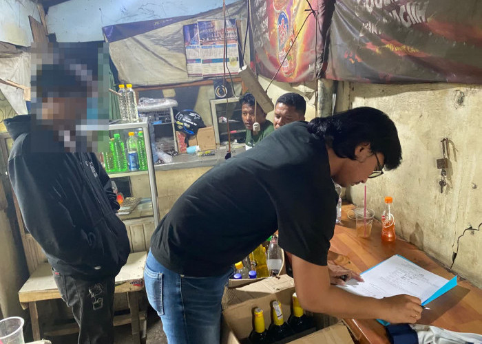 Ketahuan! Warung di Jalan Kalijaga Lemahwungkuk Ini Simpan Ciu Ilegal, Polisi Langsung Gerebek!