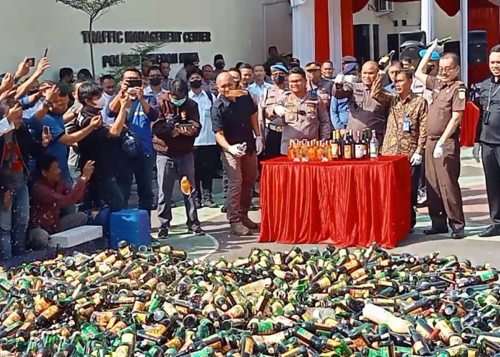 Polres Cirebon Kota Musnahkan Belasan Ribu Botol Miras