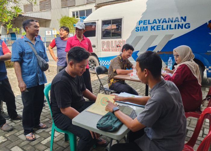 Polresta Cirebon Hadirkan Layanan SIMKAR, Mudahkan Pekerja Pabrik Urus SIM Tanpa Tinggalkan Pekerjaan