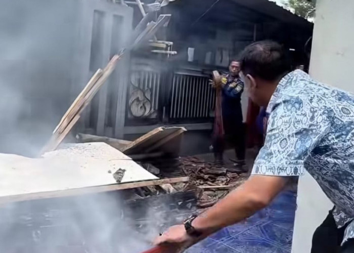Rumah Warga Andir Majalengka Terbakar, Bupati Eman Turun Langsung Pegang Selang Damkar