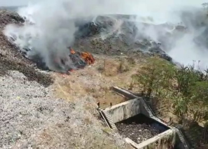 Api Kembali Muncul, Kebakaran TPA Kopi Luhur Cirebon Belum Usai, Asap Tak Ganggu Lalu Lintas Tol Palikanci