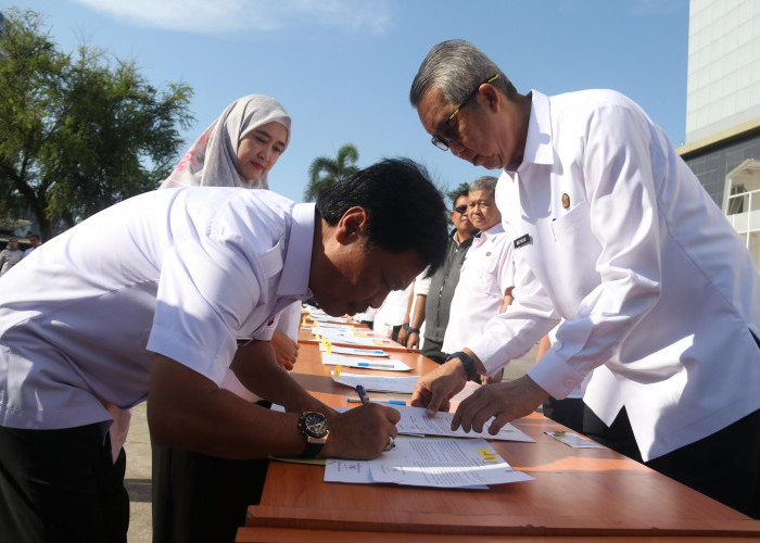 Penandatanganan Pakta Integritas dan Perjanjian Kinerja untuk Pelayanan Publik  yang Lebih Baik