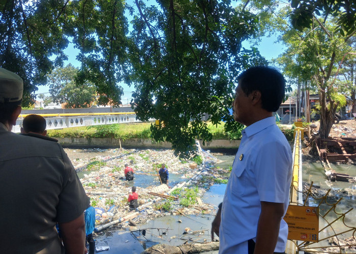 Pemkot Besihkan Sampah Sukalila yang Menumpuk, Walikota Pasang Peringatan bagi Buang Sampah Sembarangan  