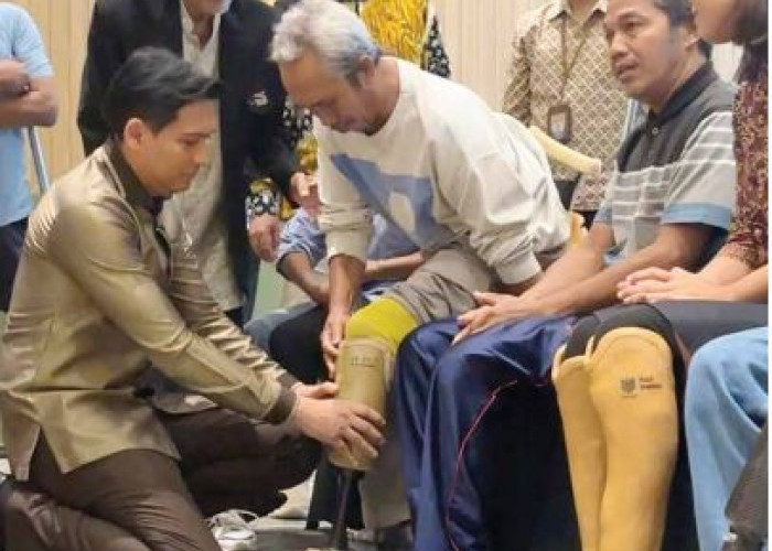 Bupati Lucky Hakim Serahkan Bantuan Kaki Palsu dan Kursi Roda untuk Atlet NPCI Indramayu