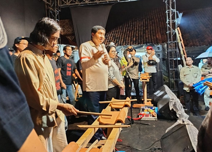 Program Gentengisasi Jatiwangi Resmi Dimulai, Maruarar Sirait Lepas 14 Truk Genteng Senilai Rp3 Miliar