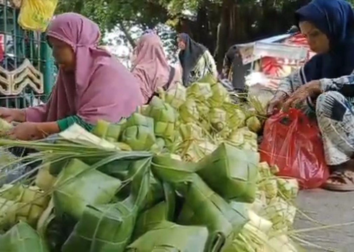 Pedagang Bungkus Ketupat di Cirebon untuk Rp300 Ribu Per Hari Jelang Idul Fitri