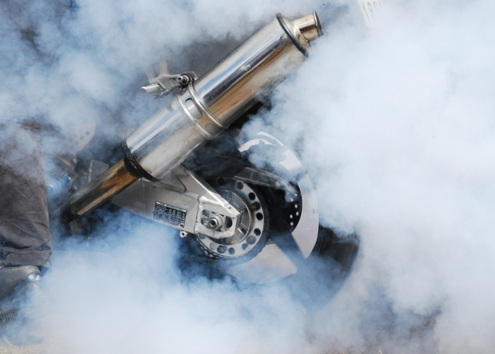 Knalpot Motor Ngebul Hitam dan Bau Bensin? Ini 7 Penyebab dan Cara Mengatasinya