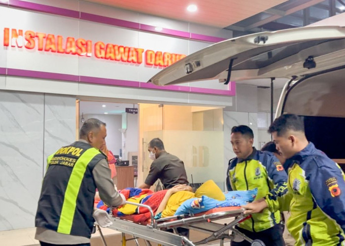 Gerak Cepat! Malam Tahun Baru Polresta Cirebon Tolong Warga yang Alami Darurat Kesehatan