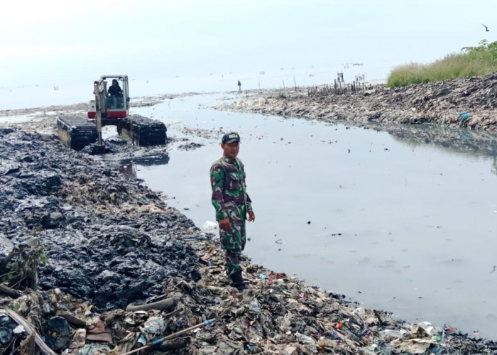 Babinsa Kelurahan Kesepuhan Laksanakan Pengerukan Lumpur di Muara Sungai Cipadu