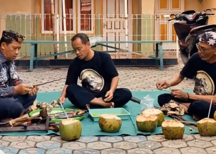 Kujang hingga Samurai Dicuci, Begini Tradisi 'Ngumbah Pusaka' di Rumah Adat Panjalin