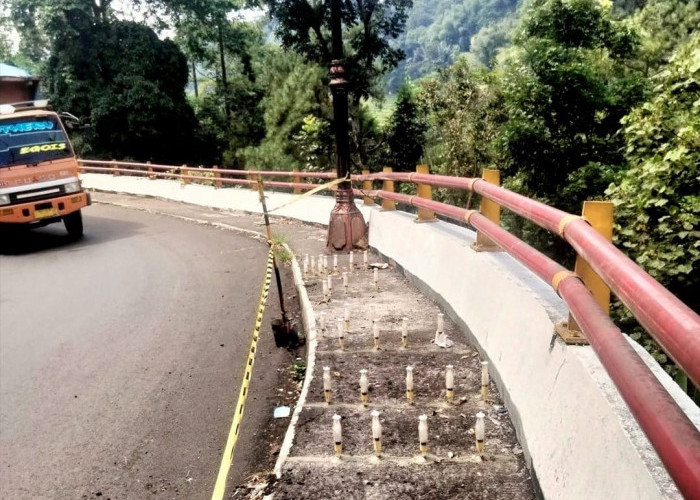 Jalan Raya Cadas Pangeran Sedang Disuntik, Panjangnya 1,4 Kilometer, untuk Mengisi Retakan