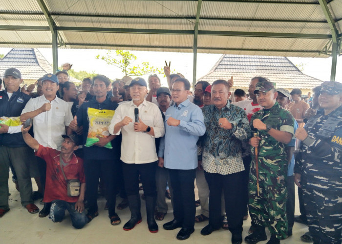 Zulhas–Trenggono Sambangi Kampung Nelayan Merah Putih Cirebon, Cek Infrastruktur dan Bagi Bantuan