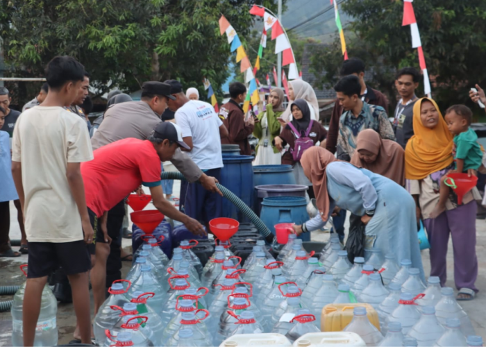 Kekeringan di Kuningan, Polres dan PAM Tirta Kamuning Salurkan 24.000 Liter Air Bersih