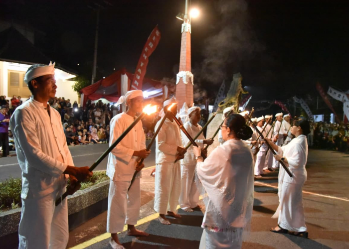 Pesta Adat Seren Taun Cigugur Dimulai, Ribuan Pelita Terangi Paseban Tri Panca Tunggal