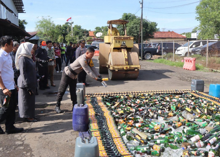 2.929 Botol Miras Dimusnahkan Polisi di Indramayu, Premanisme dan Prostitusi Juga Target Operasi