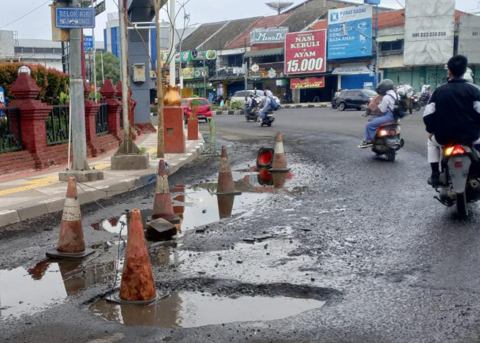 Lubang Jalan Menganga di Dalam Kota Cirebon, Pengendara Terancam Celaka