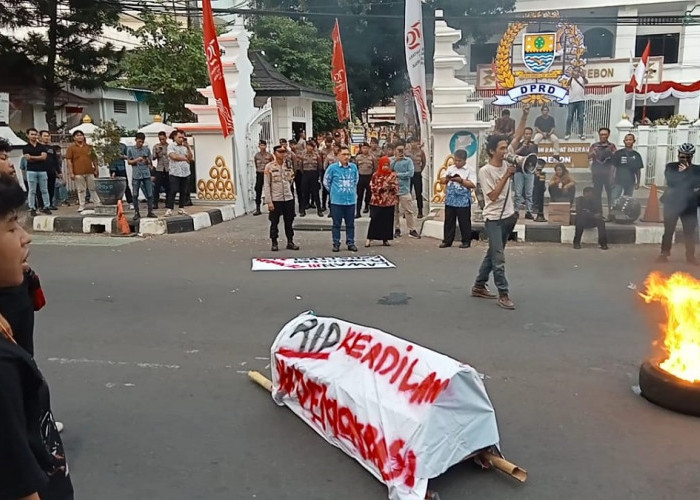 Orasi dan Bakar Keranda di Depan Gedung Dewan, Mahasiswa Cirebon Ditemui HSG dan Ela