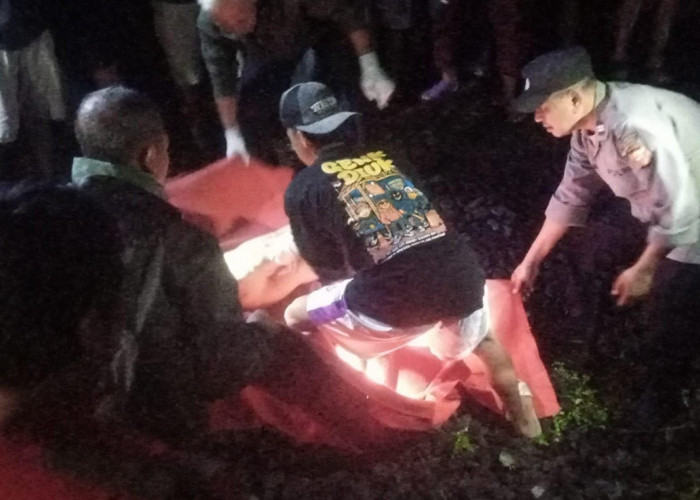 Detik-detik Pria Tertabrak Kereta di Cirebon, Identitas Masih Misteri