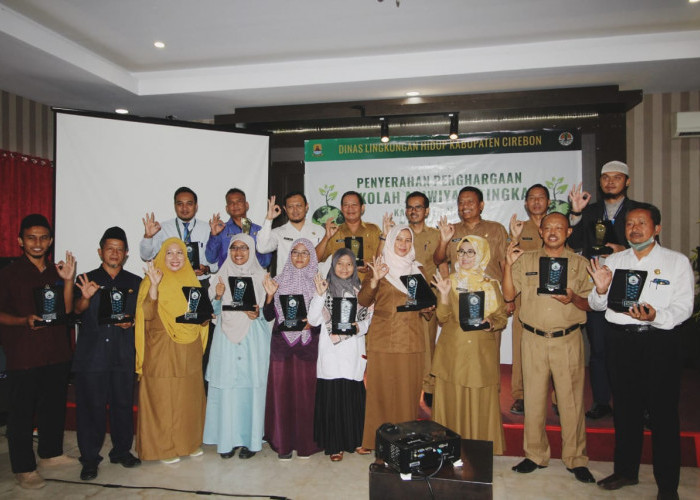 Peduli Lingkungan, Pemkab Cirebon Beri Penghargaan Sekolah Adiwiyata 