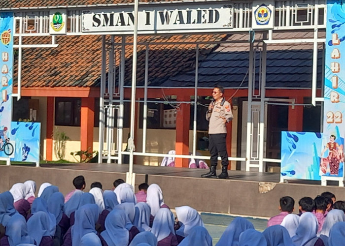 Polsek Waled Gelar Police Goes to School, Beri Nasehat dan Potong Rambut Gratis 