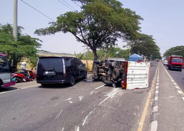 BREAKING NEWS: Kecelakaan Tunggal Jalan Pantura Lohbener Indramayu, Mobil Boks Terguling