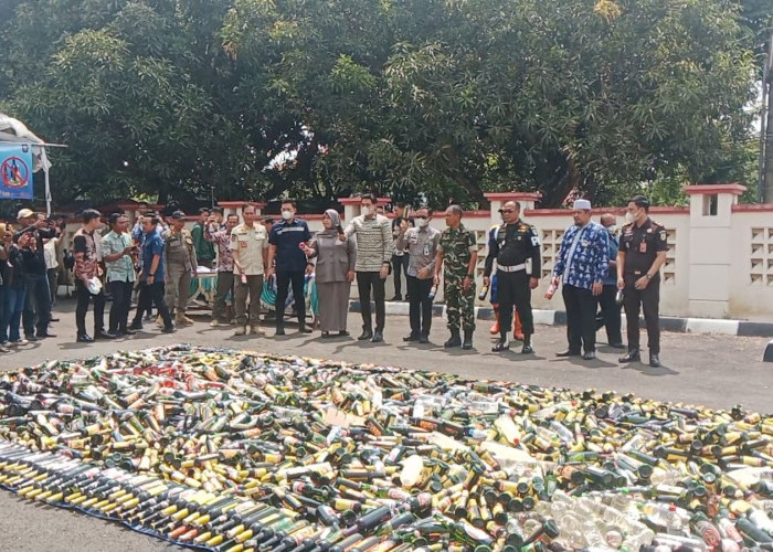 Pemkab Indramayu Musnahkan 9.306 Botol Miras Hasil Razia 1,5 Bulan