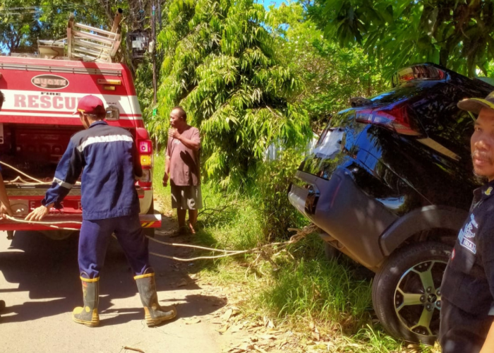 Mobil Expander Terjun ke Irigasi di Indramayu, Damkar Turun Tangan Dibantu Warga