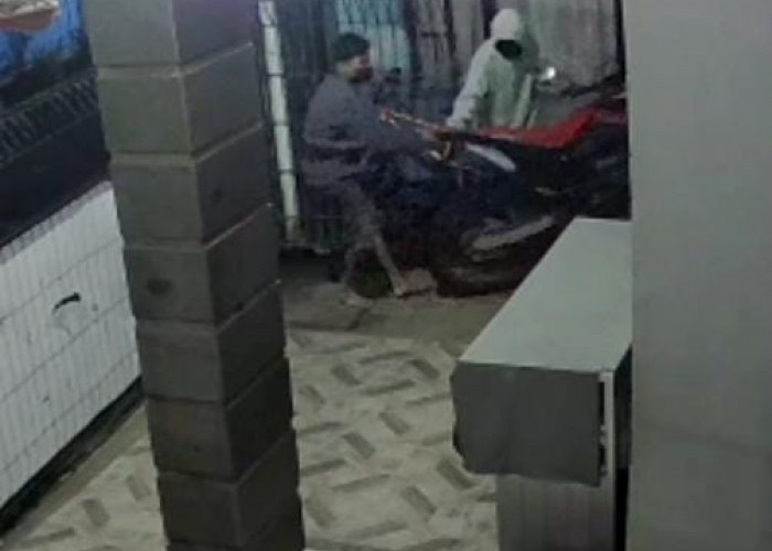 Komplotan Pencuri Sepeda Motor Berulah di Cisaat Kabupaten Cirebon, Terekam CCTV 
