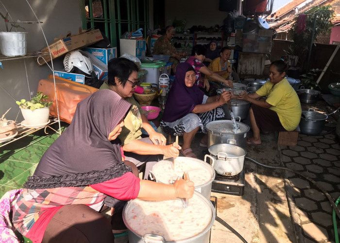 Melestarikan Tradisi Leluhur Cirebon, Warga Sumber Masak Bubur Suro 10 Muharram