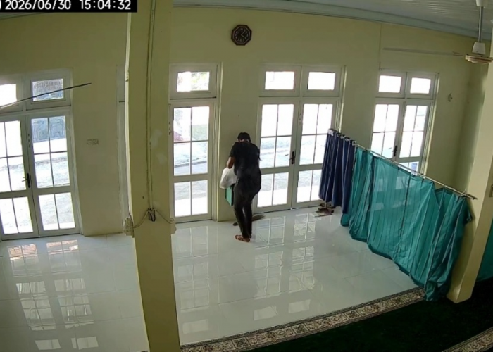Pencuri Nyamar Jadi Petugas Kebersihan, Bobol Kotak Amal Musala di Cirebon