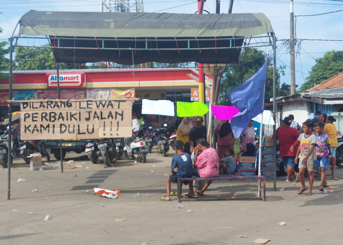 Kecelakaan Tragis di Balongan Indramayu, Warga Blokir Jalan Rusak, Minta Diperbaiki