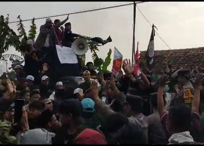Demo Jilid 3 Al Zaytun Memanas, Massa Merangsek dengan Mobil Komando, Polisi Sempat Kewalahan  