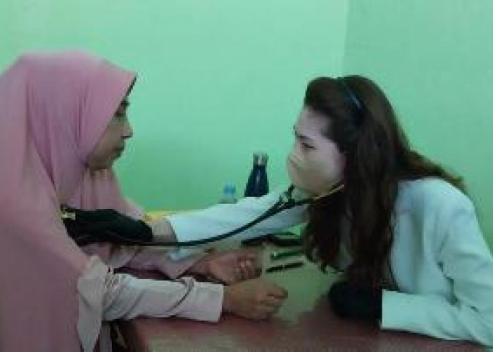 Musim Pancaroba, Rinna Suryanti Kunjungi Warga  Periksa Kesehatan