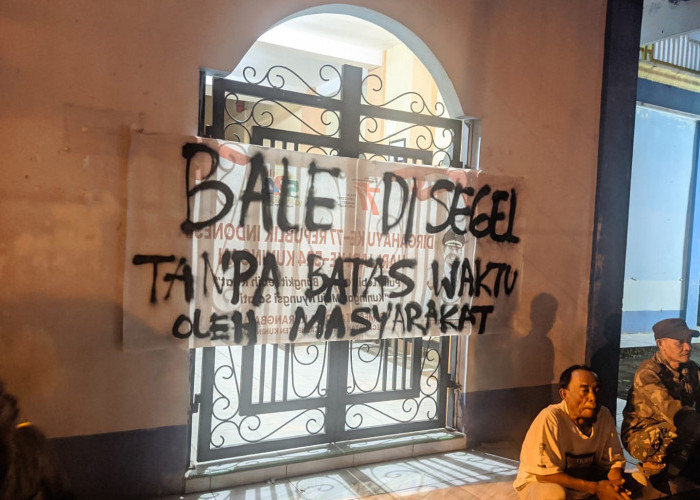MEMANAS! Beredar Isu Kades Karangbaru Kuningan Cabut Surat Pengunduran Diri, Balai Desa Disegel Warga