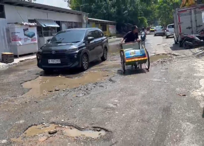 Jalan Dr Sutomo Kembali Berlubang, Warga Keluhkan Tambal Sulam Tak Bertahan Lama