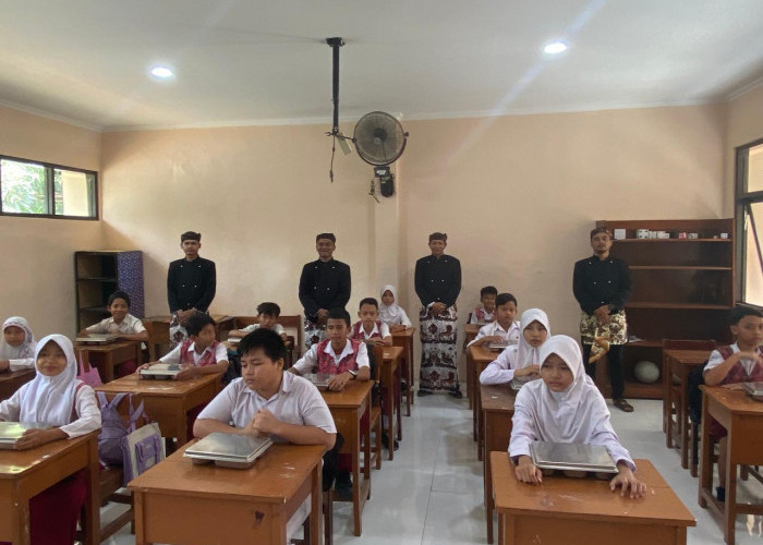 SPPBG Larangan Harjamukti Kenalkan Baju Adat Khas Cirebon,  Hadirkan Peci dari Kampung Benda Argasunya 