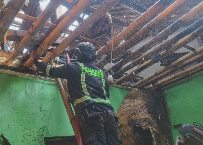 Kebakaran Rumah di Kuningan, Api dari Warung Gorengan Menjalar ke Atap