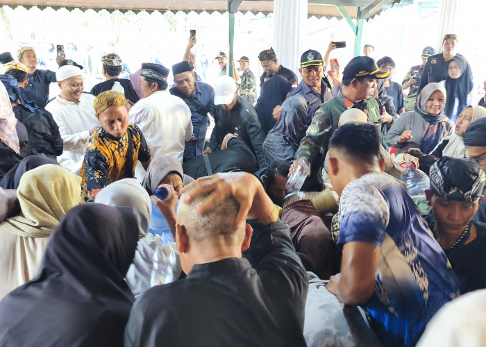 Tradisi Siraman Panjang Kasepuhan, Air Cucian Pusaka Jadi Rebutan Warga