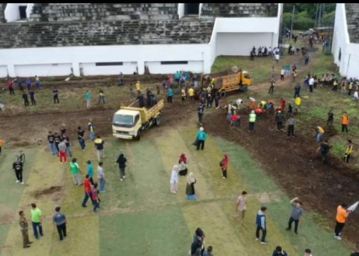 Sulap Sport Center Watubelah, Bupati Cirebon beserta Jajaran Gotong Royong Bersih-bersih 