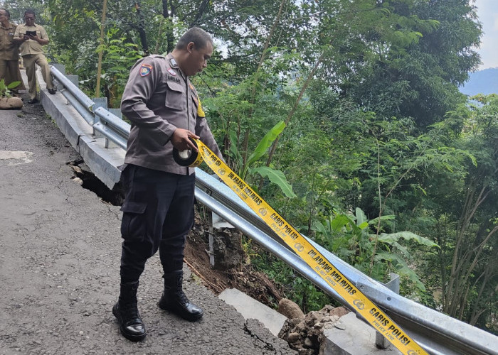 Bahu Jalan di Munjul Amblas, Polsek Majalengka Kota Pasang Police Line